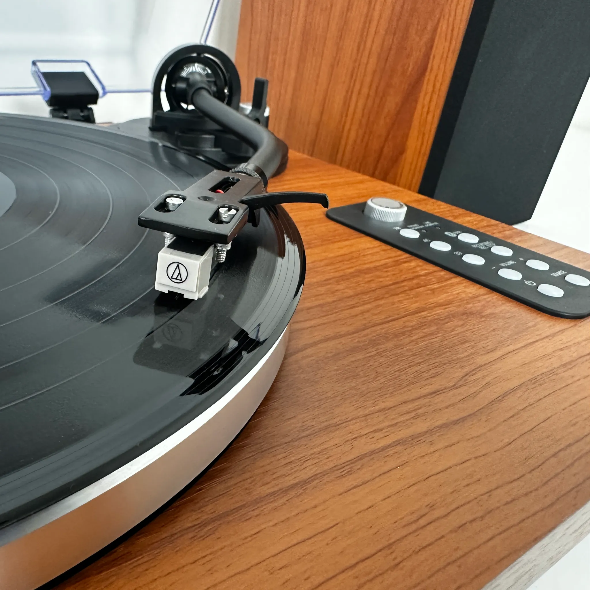 Professional Hi-Fidelity Vinyl Record Player with 30W Speakers and Bluetooth Output - Image 3